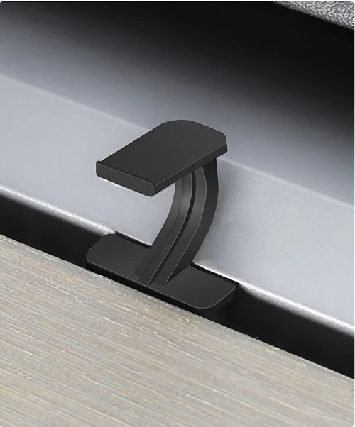The installation of the air outlet snap base will not block the sight and make driving safer
