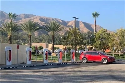 Tesla har fundet på nye tricks til at opkræve tillægsgebyrer i travle timer.