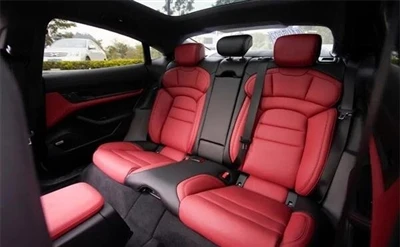 Porsche Taycan Modificeret sort og rødt læderinteriør