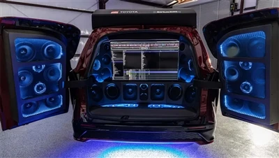 Den modificerede Toyota Sienna bliver til en mobil subwoofer